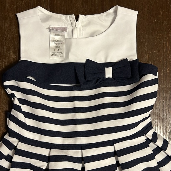 Beautiful Girls Dress - Picture 2 of 11